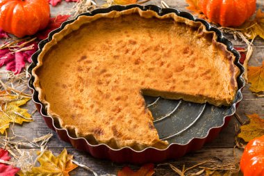 Şükran gününde ahşap masa için geleneksel kabak pasta