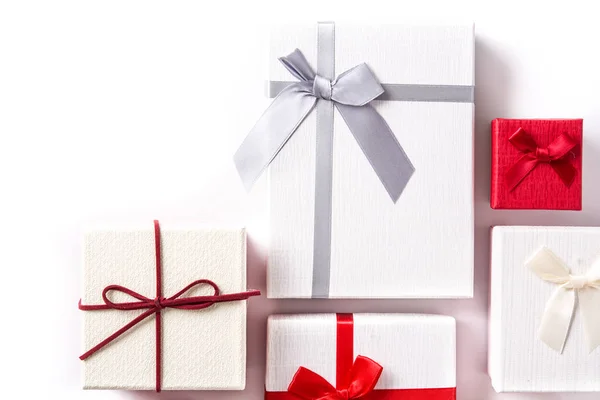 Witte Rode Geschenkdozen Geïsoleerd Een Witte Achtergrond Copyspace — Stockfoto