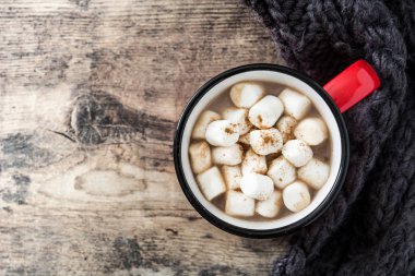 Ahşap masa üstünde mug içinde marshmallow ile Noel kakao. Üstten görünüm tasarlamak