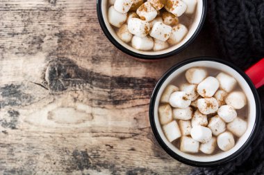 Ahşap masa üstünde mug içinde marshmallow ile Noel kakao. Üstten görünüm. Boşaltmak