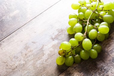 Yeşil üzüm ahşap masa üzerinde. Boşaltmak