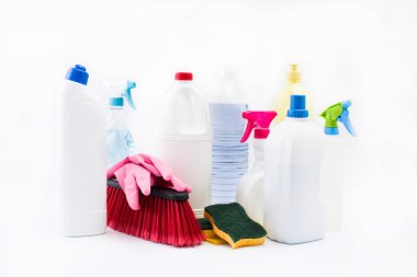 Temizleme ürünleri, beyaz zemin üzerine izole