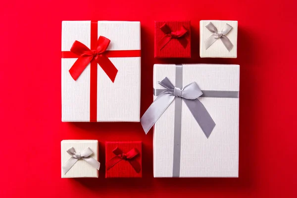 Witte Rode Geschenkdozen Rode Achtergrond Bovenaanzicht — Stockfoto