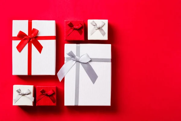 Boîtes Cadeaux Blanches Rouges Sur Fond Rouge Vue Dessus Espace Images De Stock Libres De Droits