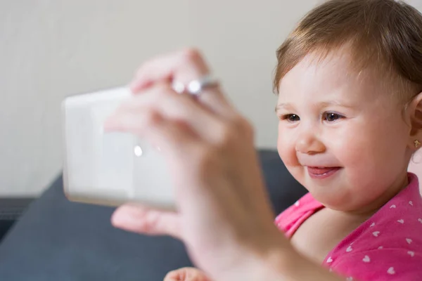 Mor Och Liten Baby Flicka Med Mobiltelefonen Hemma — Stockfoto