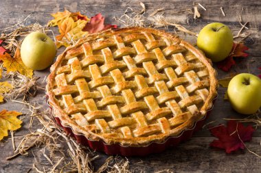 Tahta masada ev yapımı elmalı turta.