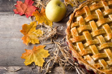 Ahşap masa üzerinde ev yapımı elmalı turta. Üstten görünüm. Boşaltmak