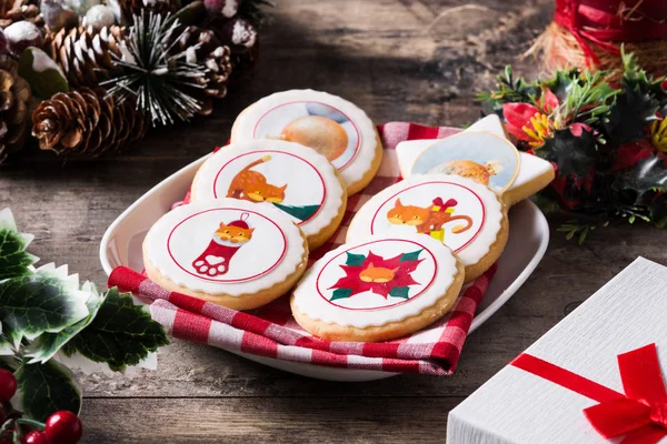 Galletas Mantequilla Navidad Decoradas Con Gráficos Navideños Sobre Mesa Madera —  Fotos de Stock