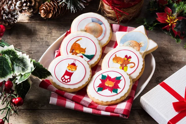 Galletas Mantequilla Navidad Decoradas Con Gráficos Navideños Sobre Mesa Madera —  Fotos de Stock