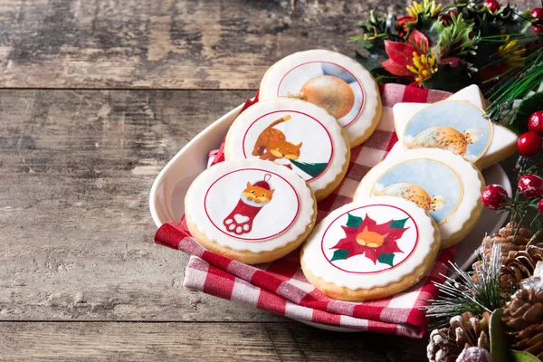 Galletas Mantequilla Navidad Decoradas Con Gráficos Navideños Sobre Mesa Madera —  Fotos de Stock