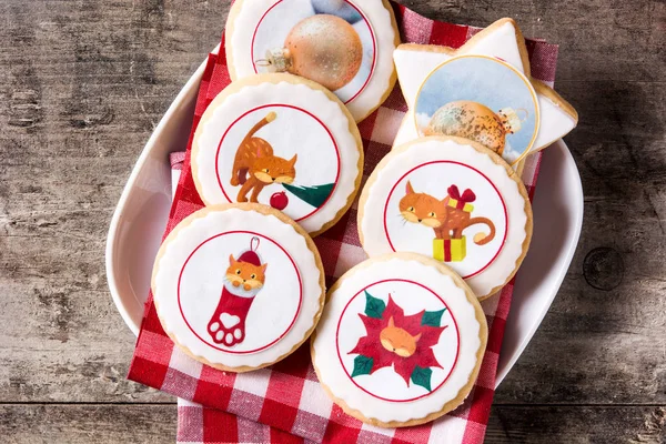 Galletas Mantequilla Navidad Decoradas Con Gráficos Navideños Sobre Mesa Madera —  Fotos de Stock