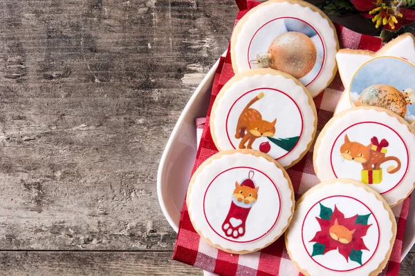 Galletas Mantequilla Navidad Decoradas Con Gráficos Navideños Sobre Mesa Madera —  Fotos de Stock