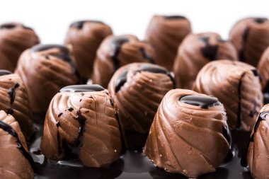 beyaz zemin üzerine eritilmiş çikolata kaplı Bonbon parçaları