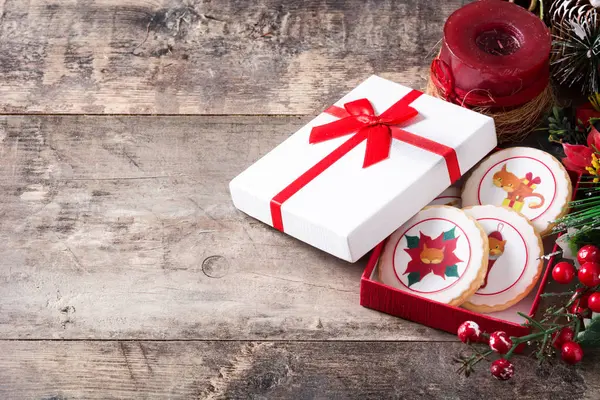 Biscoitos Manteiga Natal Decorados Com Gráficos Natal Mesa Madeira Espaço — Fotografia de Stock