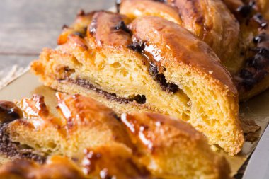 Ahşap Masa ev yapımı örgü çikolata. Yakın çekim