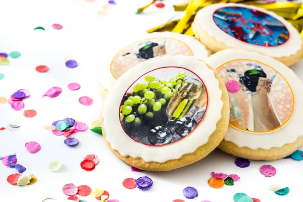 Galletas Año Nuevo Confeti Sobre Fondo Blanco Espacio Copia —  Fotos de Stock