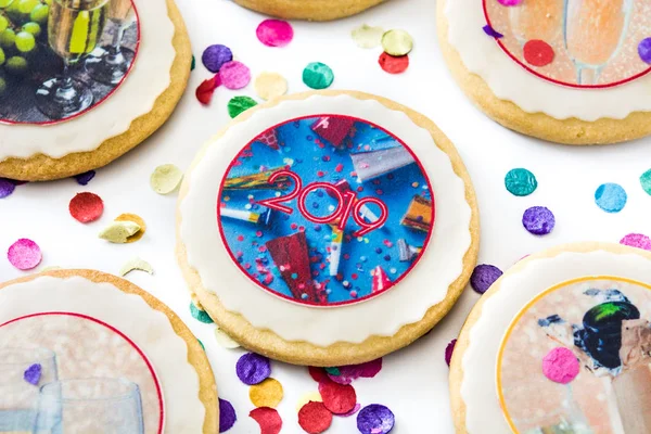 Nieuwjaar Cookies Confetti Witte Achtergrond — Stockfoto