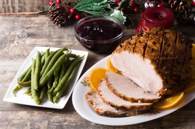 Tradicional ev yapımı tatlım sırlı jambon tatil için.