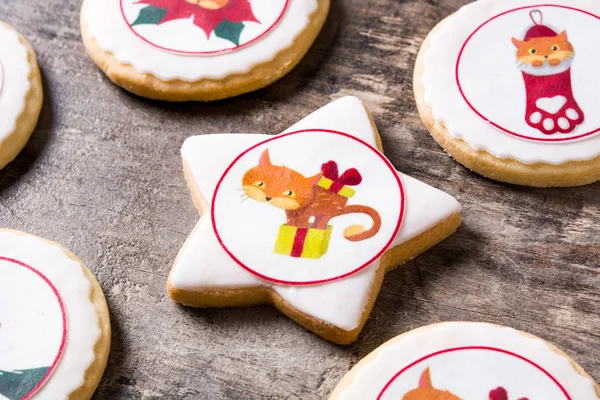 Galletas Navideñas Decoradas Con Gráficos Navideños Sobre Mesa Madera —  Fotos de Stock