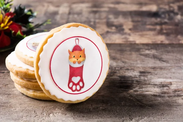 Galletas Navideñas Decoradas Con Gráficos Navideños Sobre Mesa Madera Espacio —  Fotos de Stock