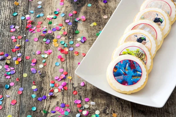 Galletas Año Nuevo Confeti Sobre Fondo Blanco Copyspaec —  Fotos de Stock