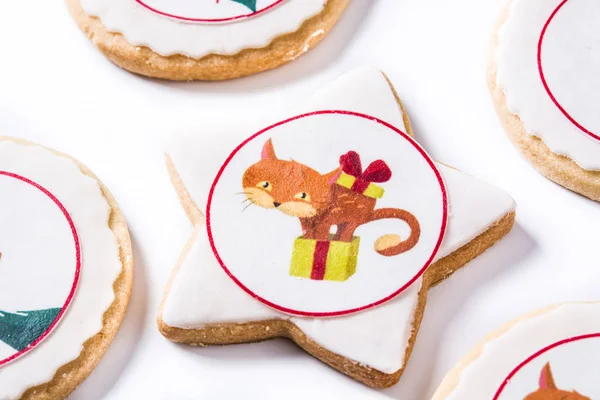 Zelfgemaakte Boter Koekjes Met Een Gedrukte Kat Kerst Ontwerpen Geïsoleerd — Stockfoto