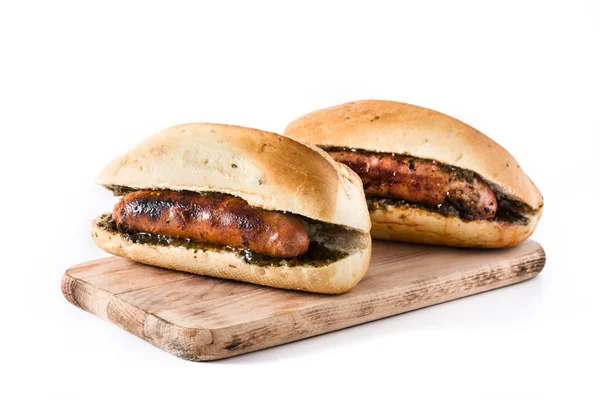 Choripan. Beyaz arka plan üzerinde chorizo ve chimichurri sauce.isolated ile geleneksel Arjantin sandviç