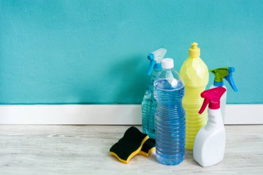 Evde beyaz zemin temizlik öğeleri. Boşaltmak