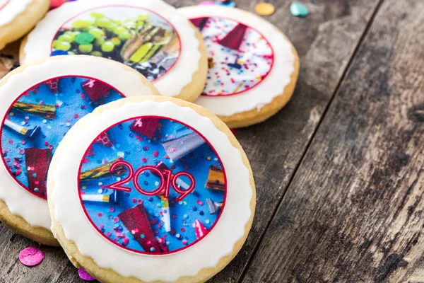 Galletas Año Nuevo Confeti Sobre Fondo Blanco —  Fotos de Stock