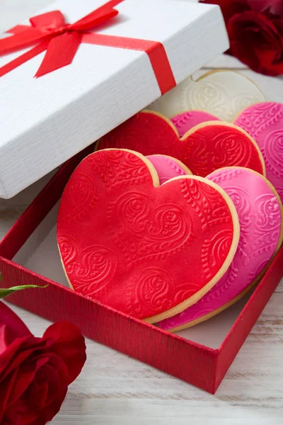 Hartvormige Koekjes Doos Van Gift Voor Valentijnsdag Witte Houten Tafel — Stockfoto