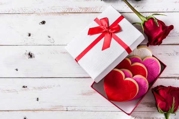 Biscotti Forma Cuore Confezione Regalo San Valentino Tavolo Legno Bianco — Foto Stock