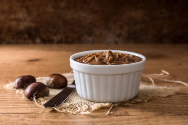 Kestane kase paslı masaya krem