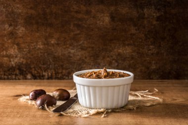 Kestane kase paslı masaya krem