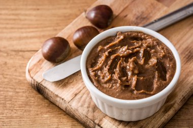 Kestane kase paslı masaya krem