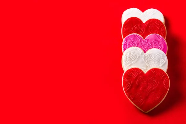 Biscoitos Forma Coração Para Dia Dos Namorados Fundo Vermelho Espaço — Fotografia de Stock