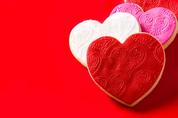 Ciasteczka Kształcie Serca Walentynki Czerwonym Tle Tło — Zdjęcie stockowe