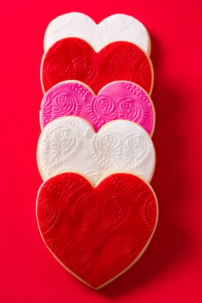 Herzförmige Plätzchen Zum Valentinstag Auf Rotem Hintergrund Nahaufnahme — Stockfoto