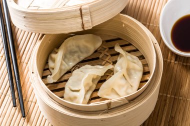 Köfte veya geleneksel vapur ve soya sosu bambu hasır üzerinde servis sosu