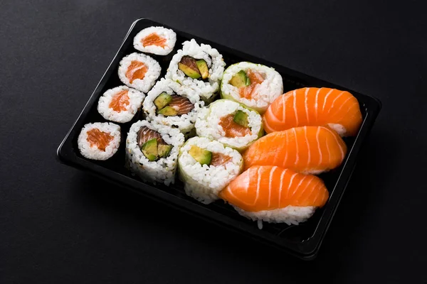 Japanisches Essen Maki Und Nigiri Sushi Auf Schwarzem Hintergrund Nahaufnahme — Stockfoto