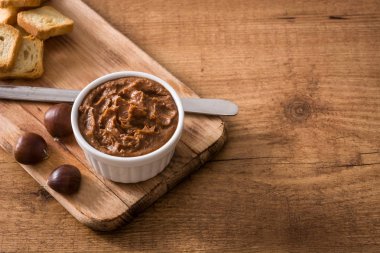 Kestane kase paslı masaya krem. Boşaltmak