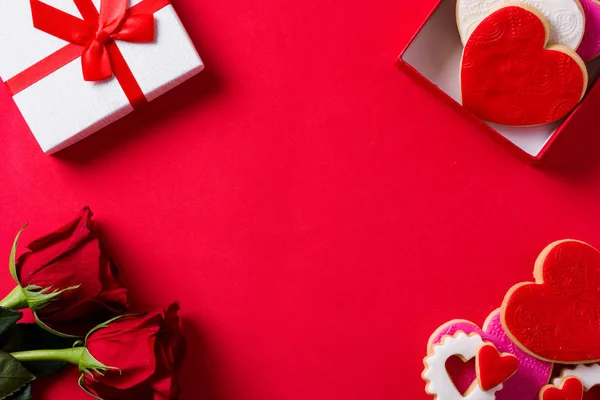 Herzförmige Plätzchen Zum Valentinstag Und Rosen Geschenkverpackung Auf Rotem Hintergrund — Stockfoto