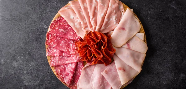 黒い石トップ ビュー パノラマ ビューでまな板の上の冷たい肉 サラミ ソーセージのモルタデッラ トルコ — ストック写真