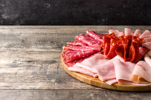 Aufschnitt Auf Schneidebrett Auf Holztisch Schinken Salami Wurst Mortadella Und — Stockfoto