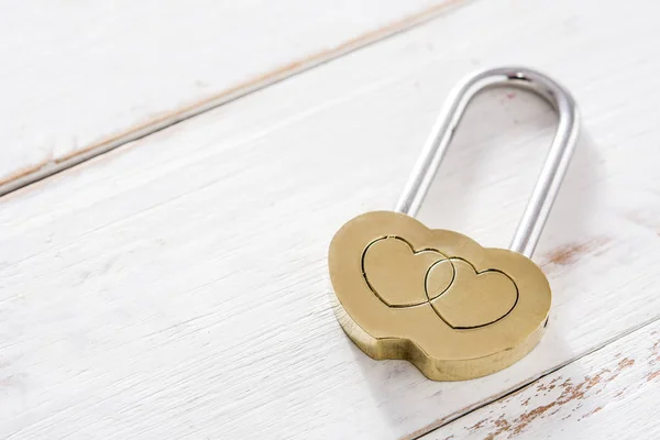 Golden Padlock Hearts White Wooden Background Copyspace — Stock Photo, Image