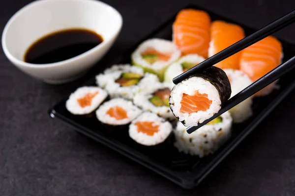 寿司と寿司パックの背景に箸 — ストック写真