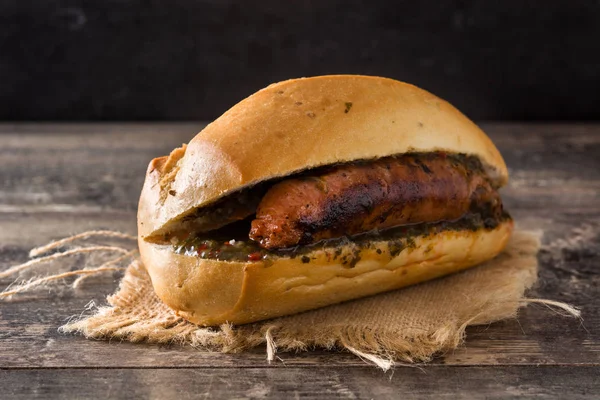 Choripan Sandwich Tradicional Argentino Con Chorizo Salsa Chimichurri Sobre Mesa — Foto de Stock