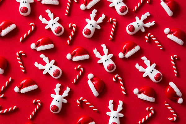 Weihnachtsschmuck Muster Auf Rotem Hintergrund Ansicht Von Oben — Stockfoto