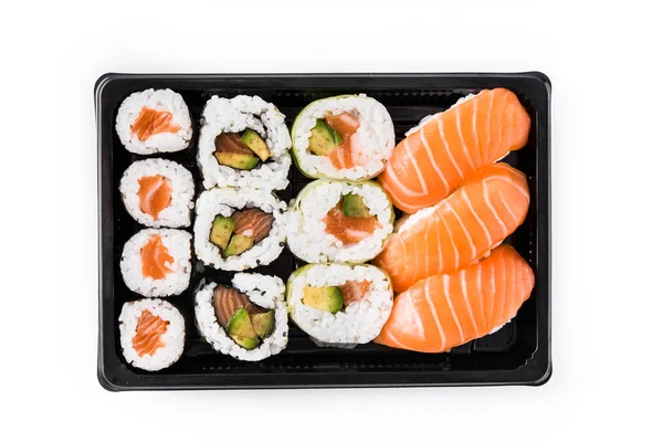 白い背景の分離された黒いトレイに寿司品揃え トップ ビュー — ストック写真