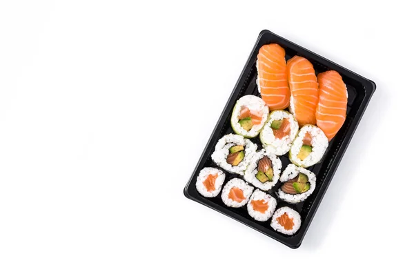 白い背景の分離された黒いトレイに寿司品揃え 平面図です Copyspace — ストック写真