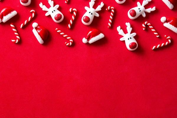 Modello Ornamento Natale Sfondo Rosso Vista Dall Alto Copyspace — Foto Stock